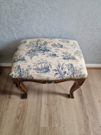 Oud voetenbankje toile de jouy stof