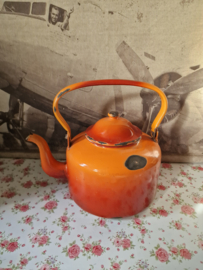 Oranje rood emaille waterketel