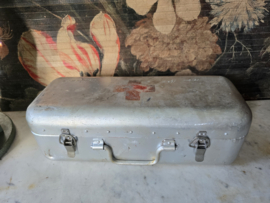 Oude aluminium EHBO trommel
