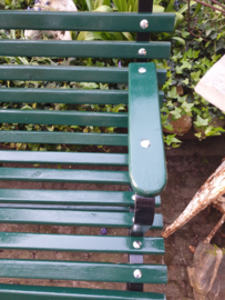 Oud groen tuinbankje parkbank