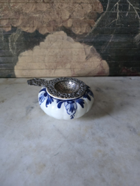 Oud verzilverd delfts blauw theezeefje
