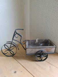 Ijzeren fietsje met houten kist plantenbak