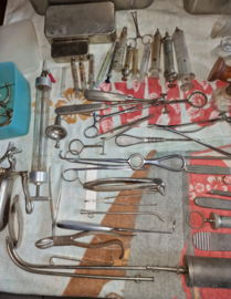 Lot oude medische instrumenten spulletjes