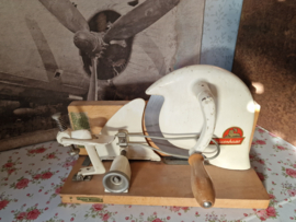 Antiek wit geëmailleerde gietijzeren snijmachine