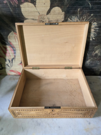 Oude bewerkte houten kist