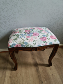 Oud brocante voetenbankje pioenrozen