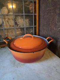 Oranje geëmailleerde gietijzeren pan