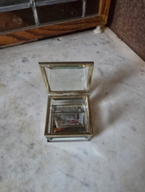 Oud glazen pronk doosje nr1