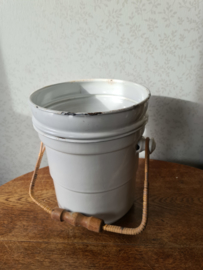 Wit emaille emmer houten handvat