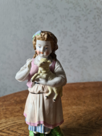 Oud biscuit porseleinen beeldje meisje met lam