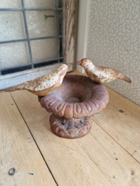 Antiek gietijzeren vogelbadje vogeltjes