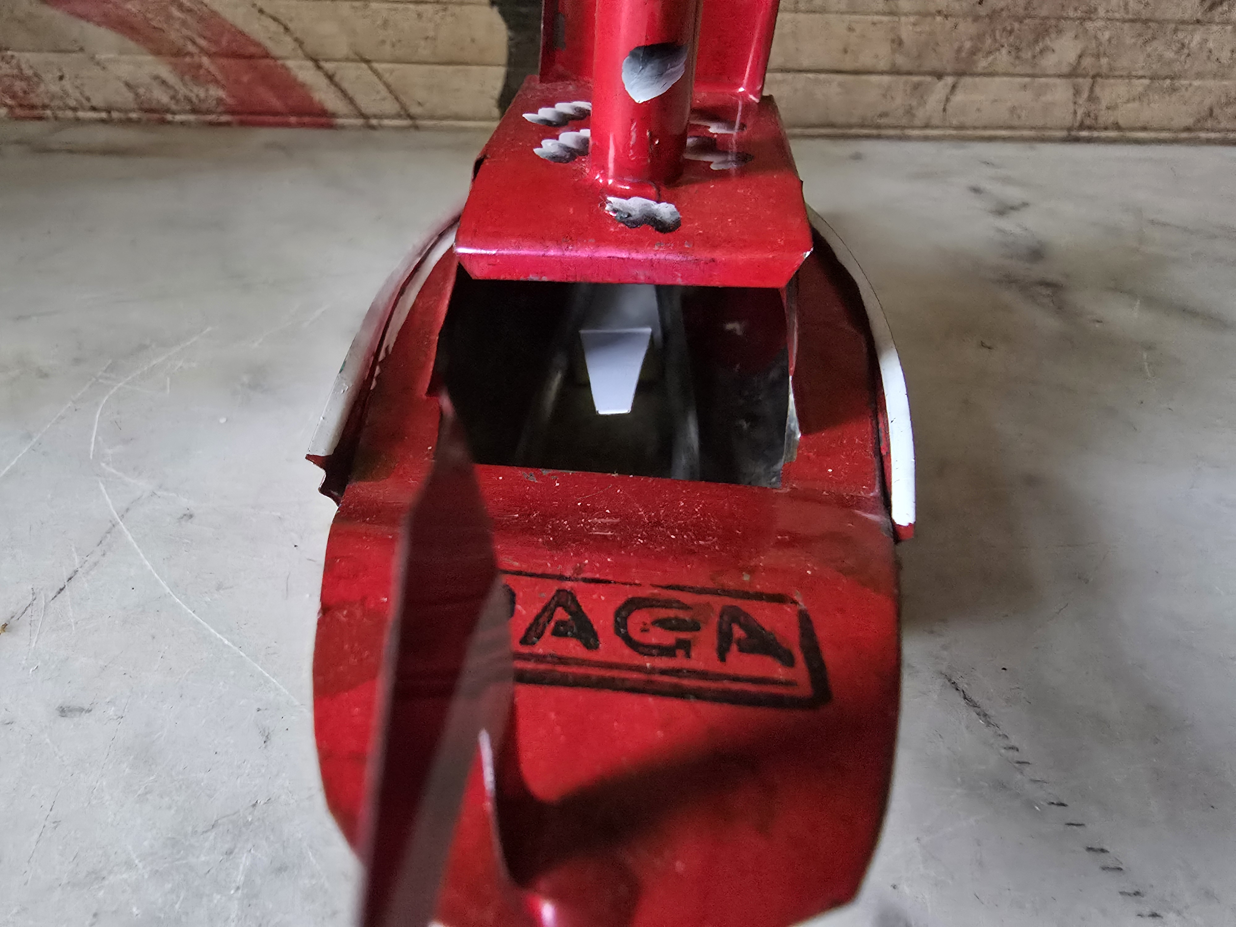 Oud rood blikken bootje stoombootje