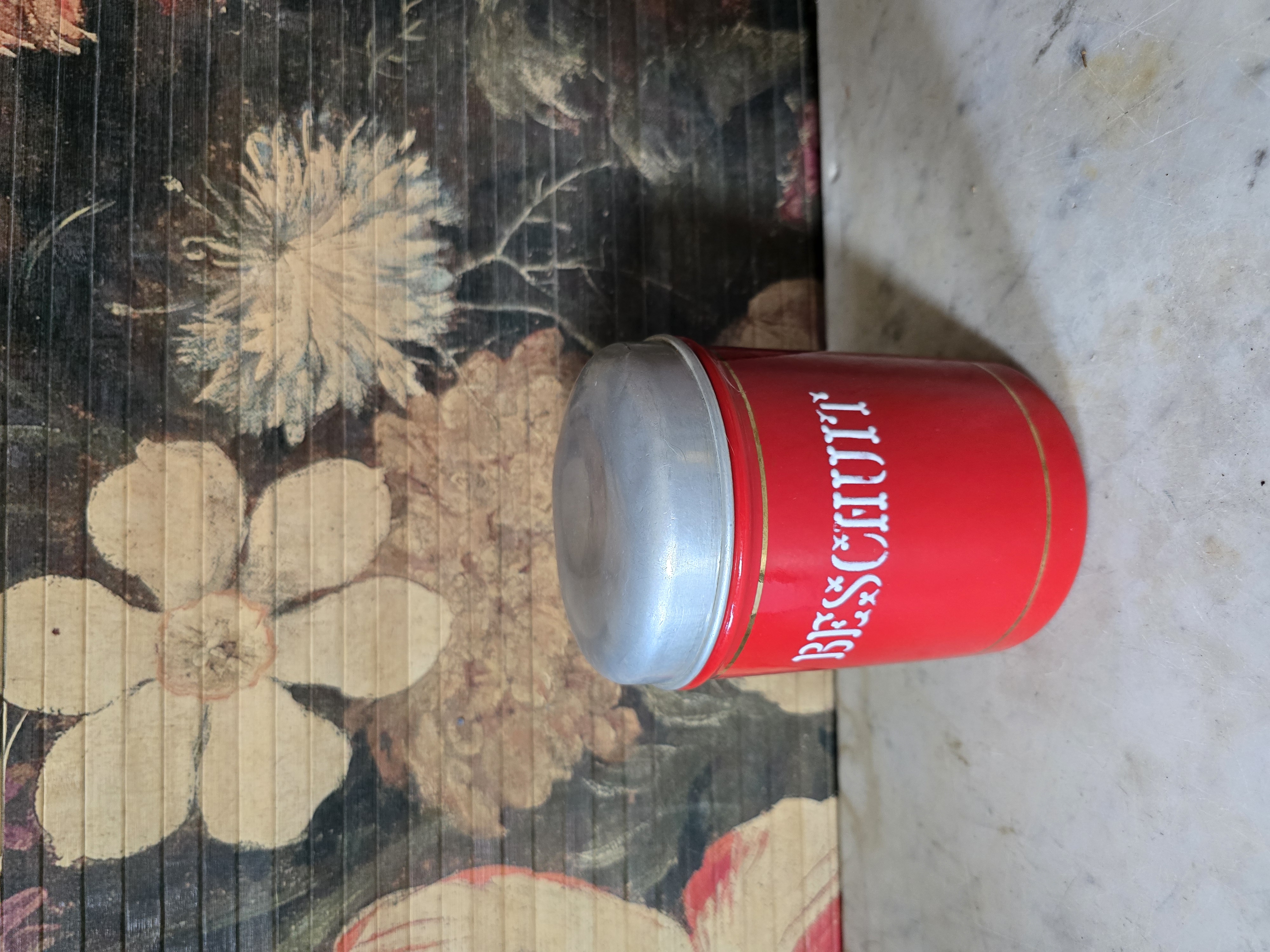 Rood emaille beschuitbus