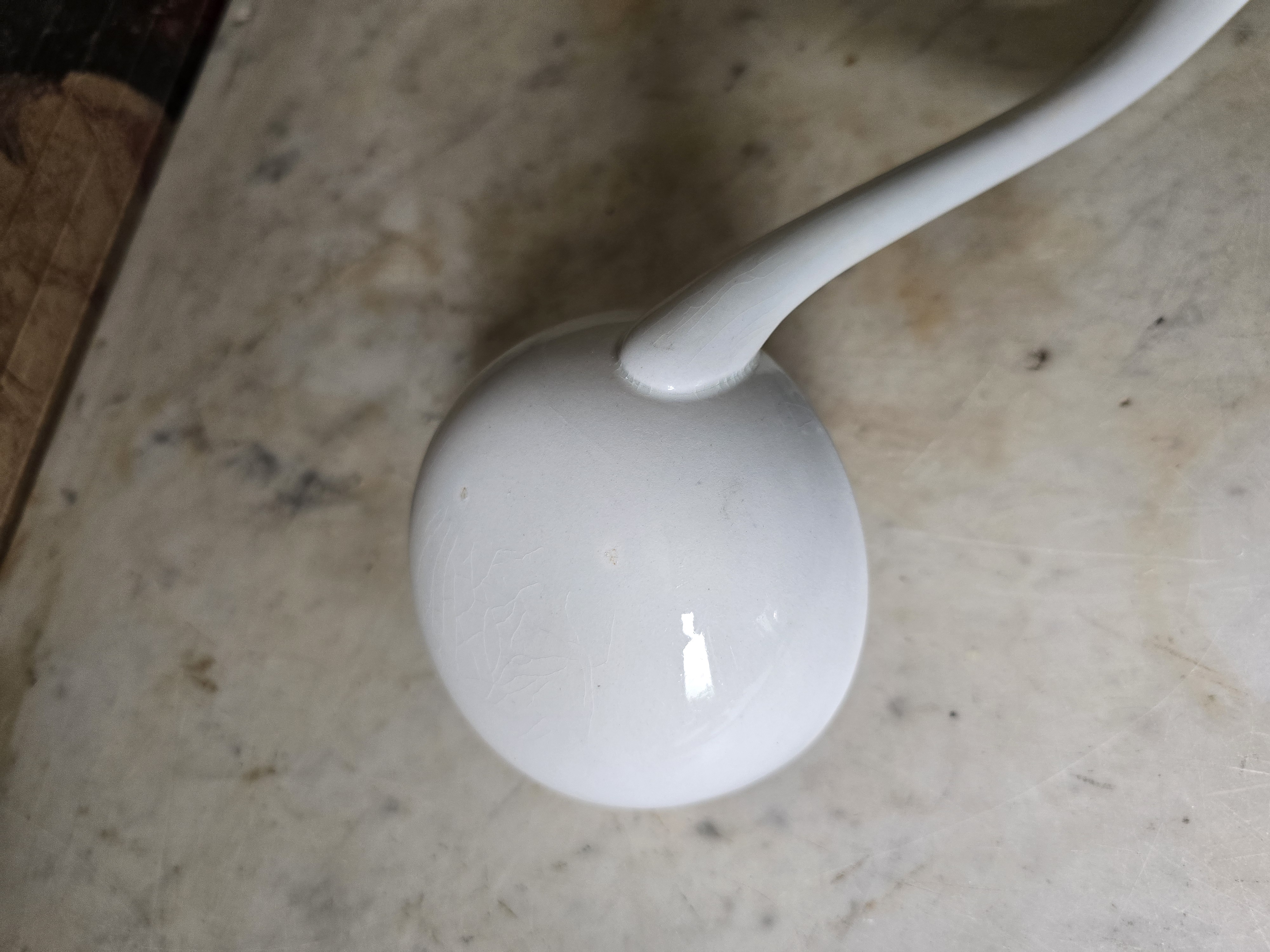Oude witte soeplepel