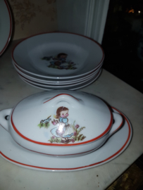 Antiek nostalgisch oud kinderserviesje meisje