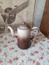 Oude emaille koffiepot