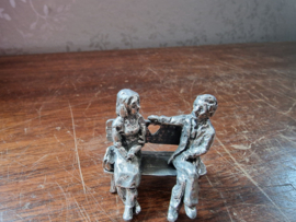 Tinnen beeldje echtpaar op bankje