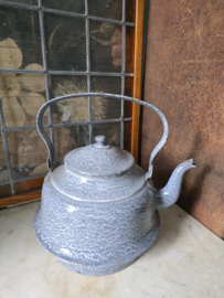 Grijs gewolkte emaille waterketel
