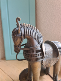 Antiek bronzen paard op wielen