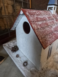 Oud handgemaakt kerkje kerst
