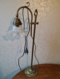 Antiek koperen lamp met glazen kapje