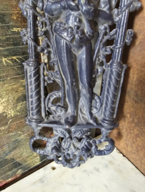 Frans gietijzeren ornament jongen met duif