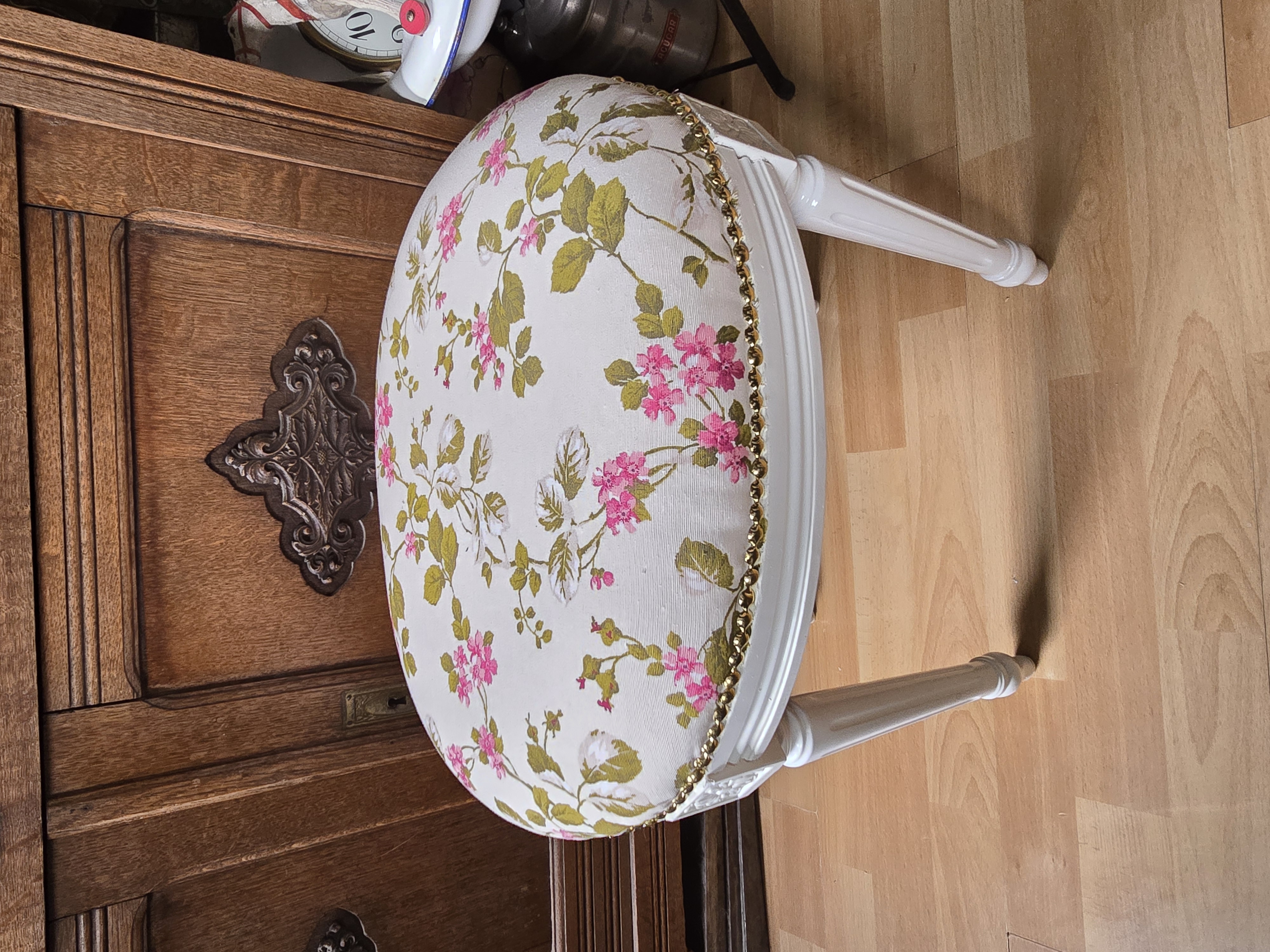 Wit brocante ovaal voetenbankje kersenbloesem