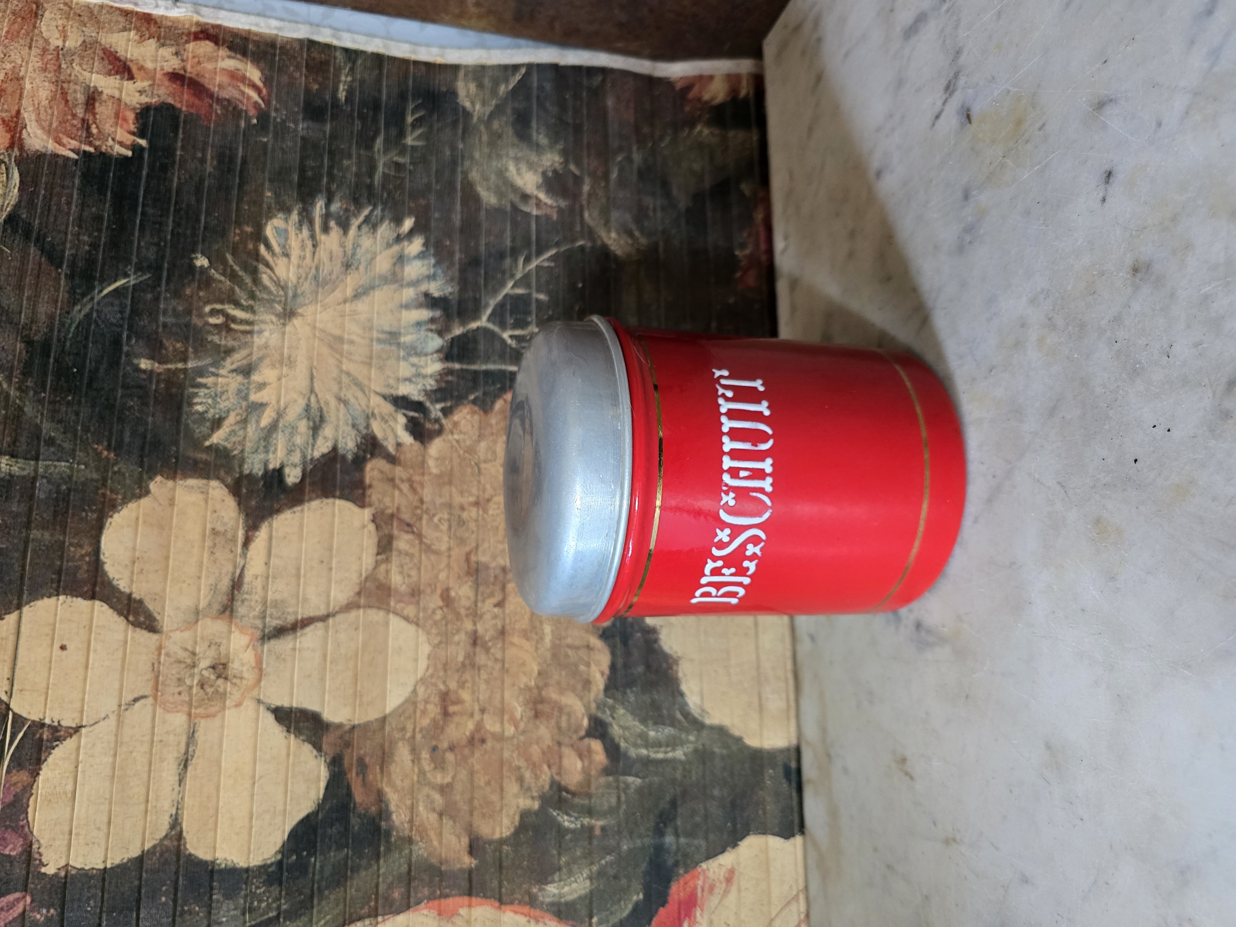 Rood emaille beschuitbus