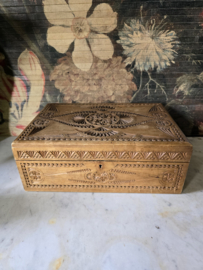 Oude bewerkte houten kist