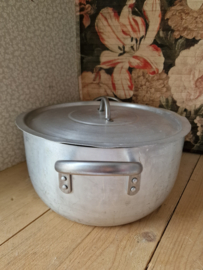 Grote oude aluminium pan