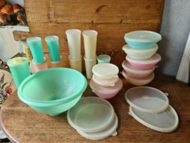 Lotje vintage pastel tupperware
