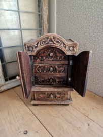 Oud bewerkt houten sieradenkastje ladekastje