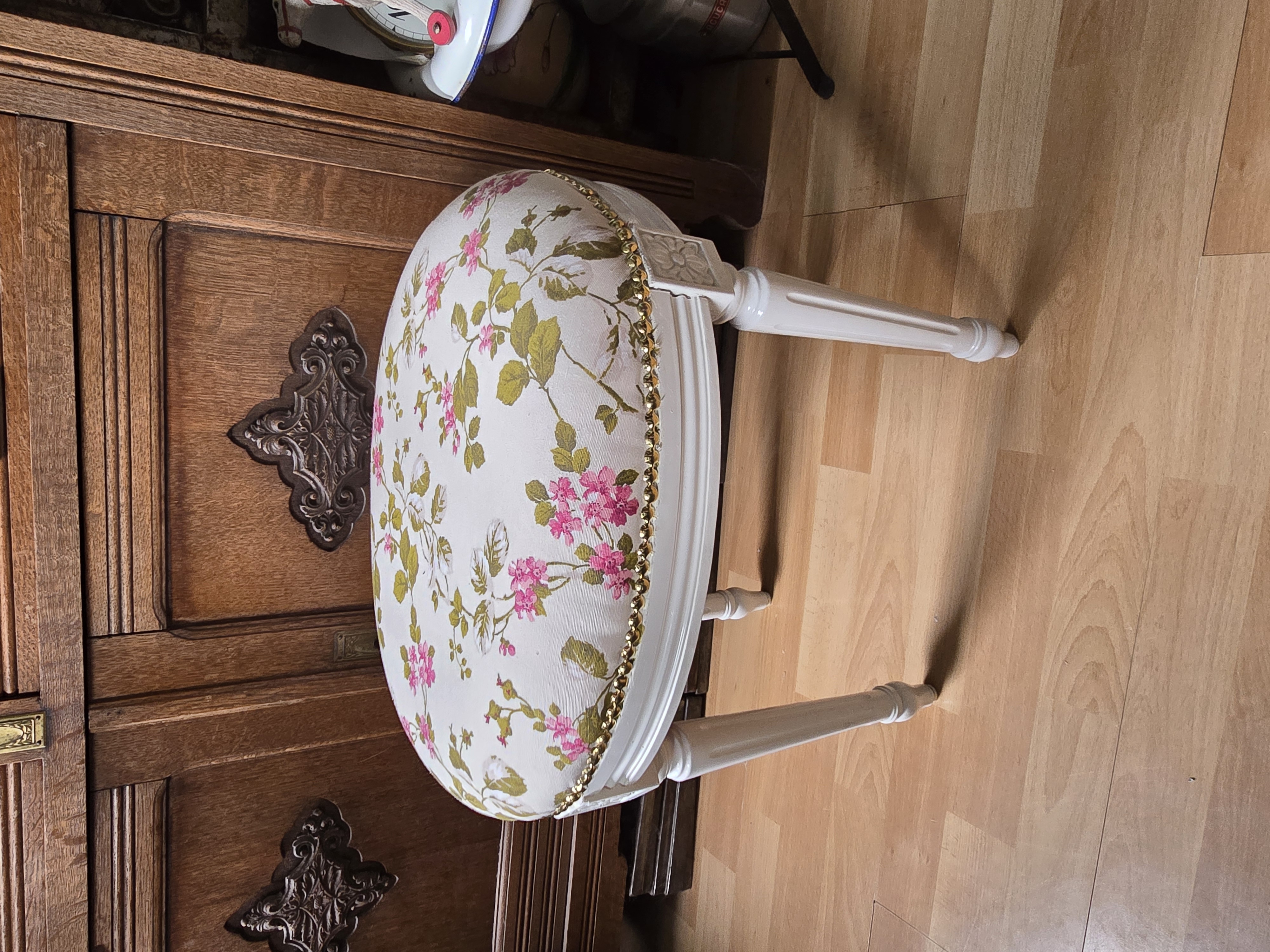 Wit brocante ovaal voetenbankje kersenbloesem