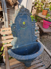 Antiek groen gietijzeren wandfontein fontein