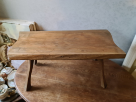Oud houten krukje vensterbank