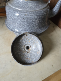 Grijs gewolkte emaille waterketel