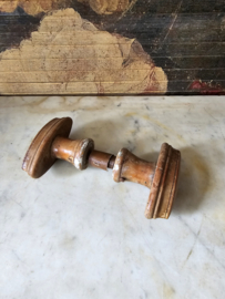 Oude houten deurkruk