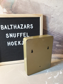 Oud groen metalen sleutelkastje