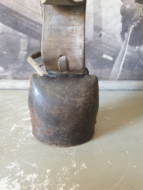 Oude koeienbel bruin leren band