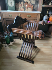 Oude houten leeuwenkop stoel