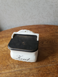 Oude zoutpot met houten deksel