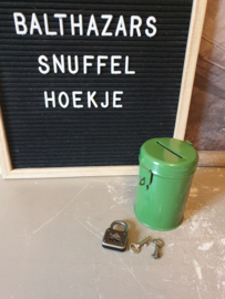 Oud groen blikken spaarpotje