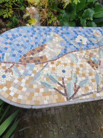 Tuintafel gietijzeren onderstel betonnen mozaiek blad