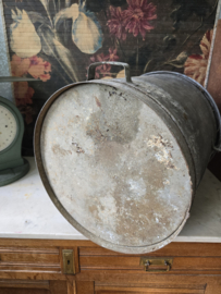Oude zinken vuilnisemmer