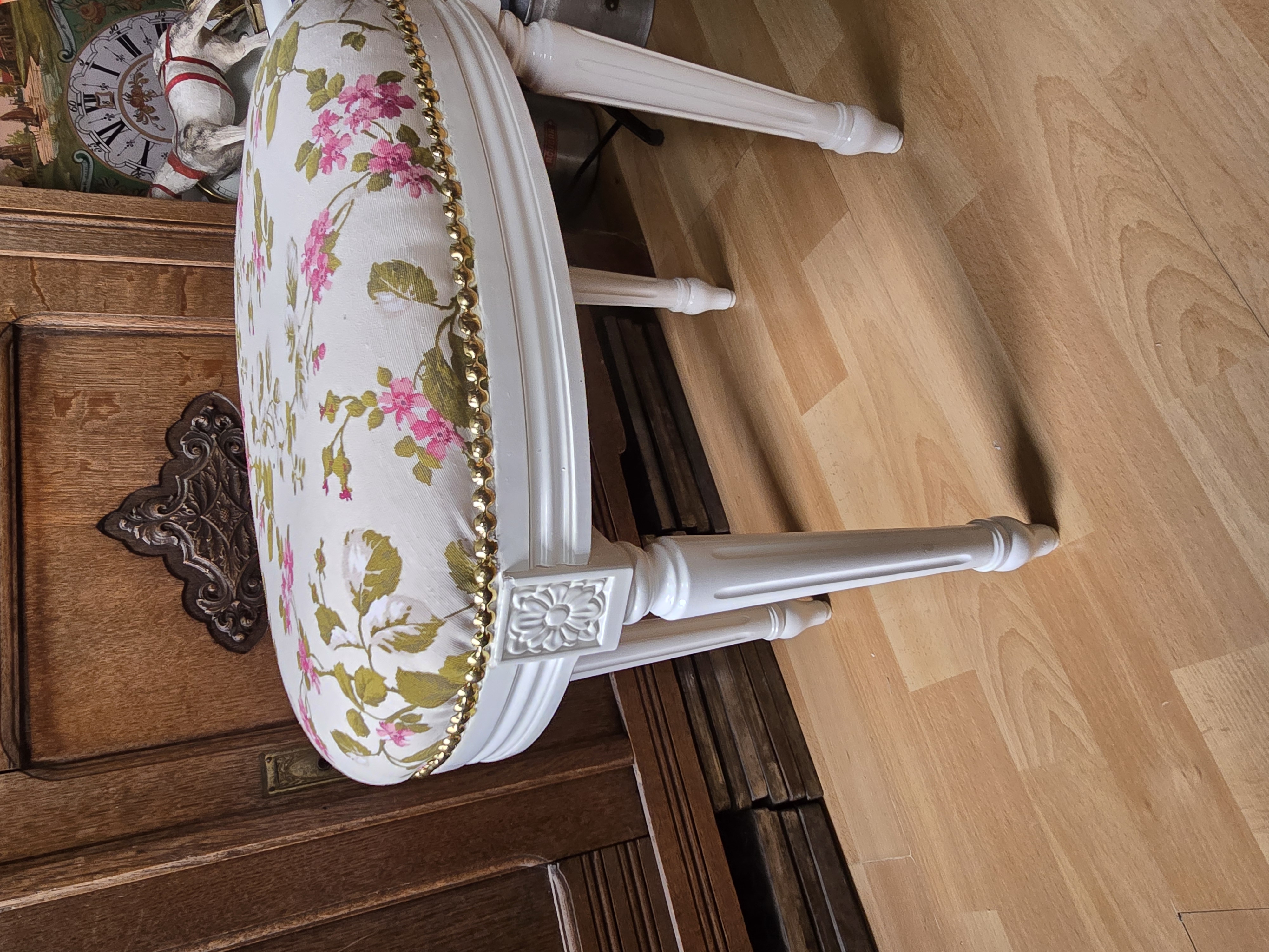 Wit brocante ovaal voetenbankje kersenbloesem