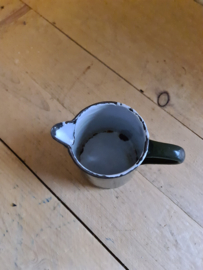 Donkergroen emaille melkkannetje