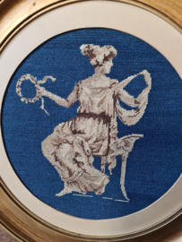 Oude frans brocante geborduurde dame in lijst