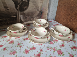 Brocante soepkom met schotel rozen