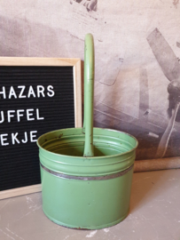 Oud reseda groen metalen mandje met hengsel