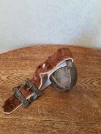 Oude koperen koeienbel koeienhuid band